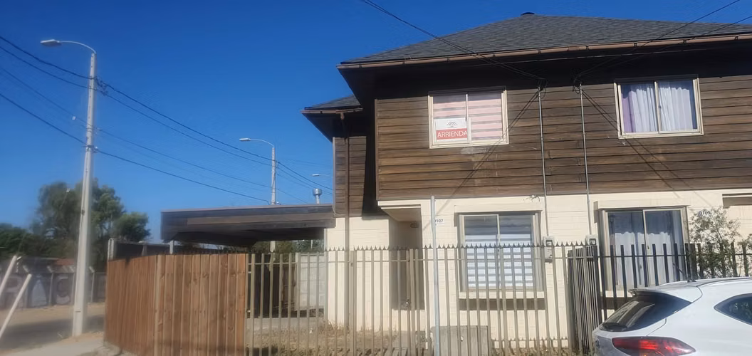 Se Arrienda casa esquina de 2 pisos, 4d, 1b , Frente a nuevo Centro Comercial