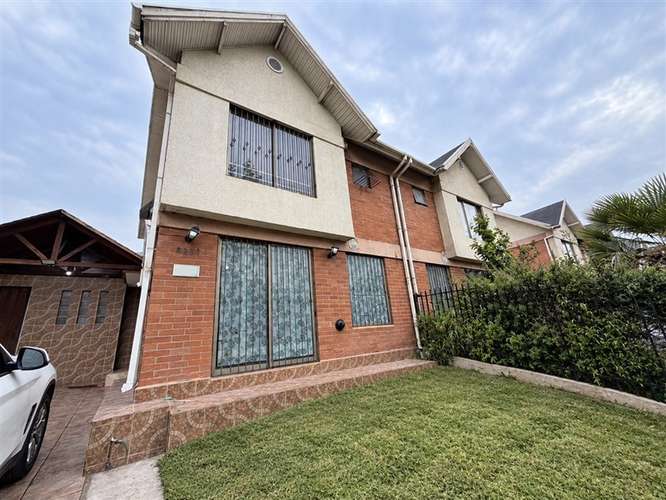 Casa 3 pisos en arriendo de 4 dorm. en La Florida