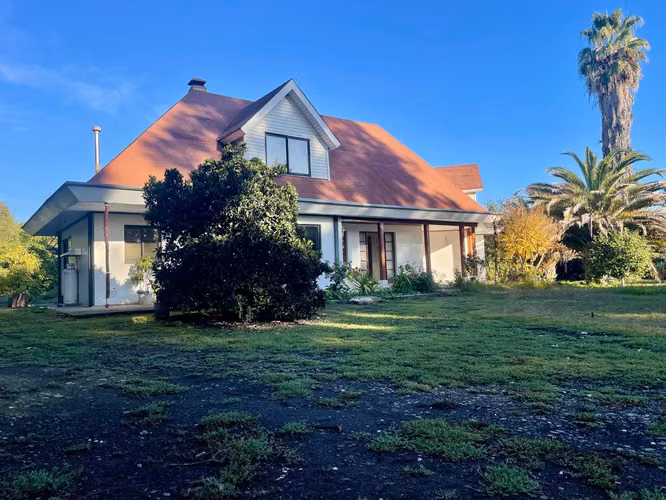 Preciosa casa estilo Chileno, en excelente barrio de alta plusvalía.