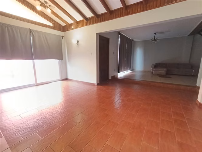 Casa en venta de 4 dorm, 2 baños y estacionamiento en Ñuñoa