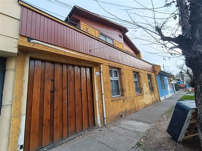 Casa en Venta en Calle Sucre, Ñuñoa. 4D2B - Imagen 1
