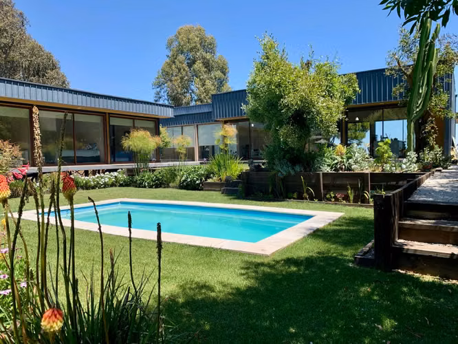 Moderna De Amplios Espacios Y Jardines Piscina Temperada - Imagen 14