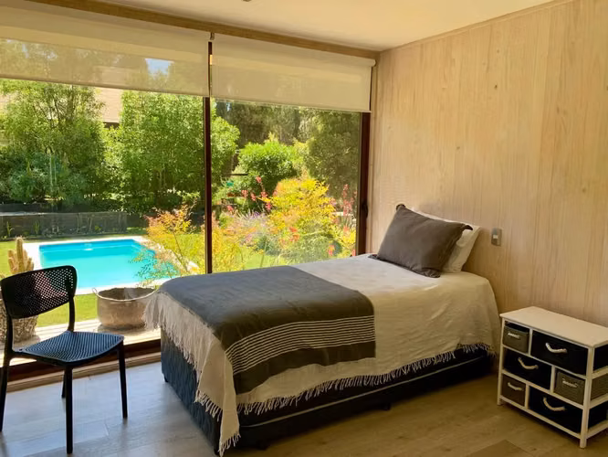 Moderna De Amplios Espacios Y Jardines Piscina Temperada - Imagen 26