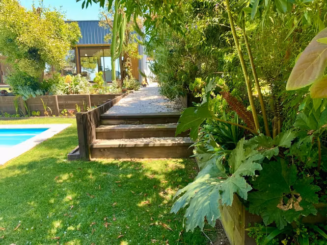 Moderna De Amplios Espacios Y Jardines Piscina Temperada - Imagen 29