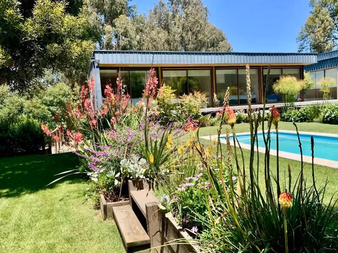 Moderna De Amplios Espacios Y Jardines Piscina Temperada - Imagen 16