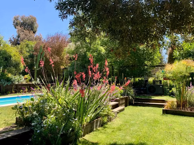 Moderna De Amplios Espacios Y Jardines Piscina Temperada - Imagen 7
