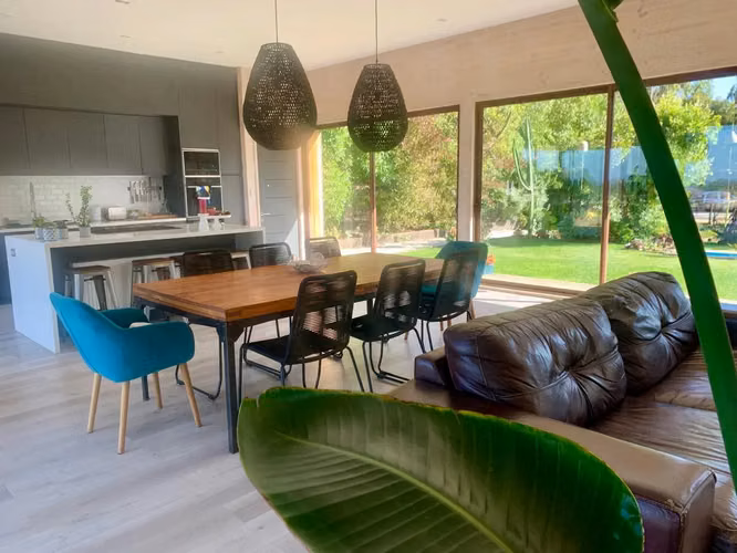 Moderna De Amplios Espacios Y Jardines Piscina Temperada - Imagen 25