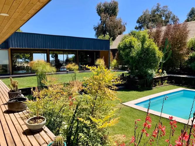Moderna De Amplios Espacios Y Jardines Piscina Temperada - Imagen 12