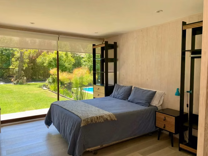 Moderna De Amplios Espacios Y Jardines Piscina Temperada - Imagen 27