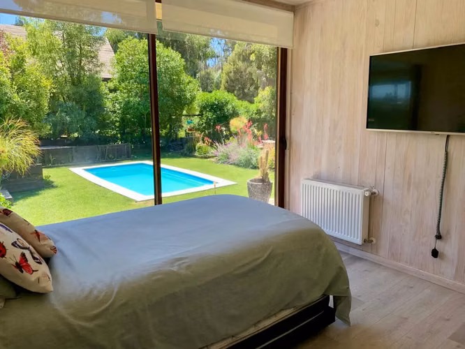 Moderna De Amplios Espacios Y Jardines Piscina Temperada - Imagen 15