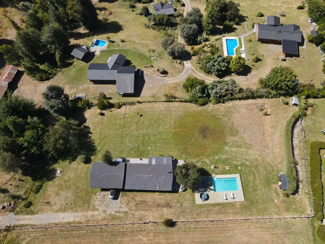 VENTA DE HERMOSA PARCELA CON CASA  CAMINO APUCON - Imagen 1