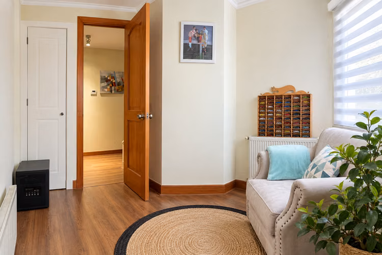 EXCELENTE CASA AMPLIADA 2 SUITES, 4 DORM + SERVICIO, CHAMISERO - Imagen 17