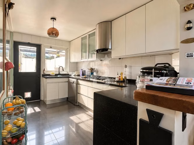 4D + 4B con piscina y quincho en condominio cerrado