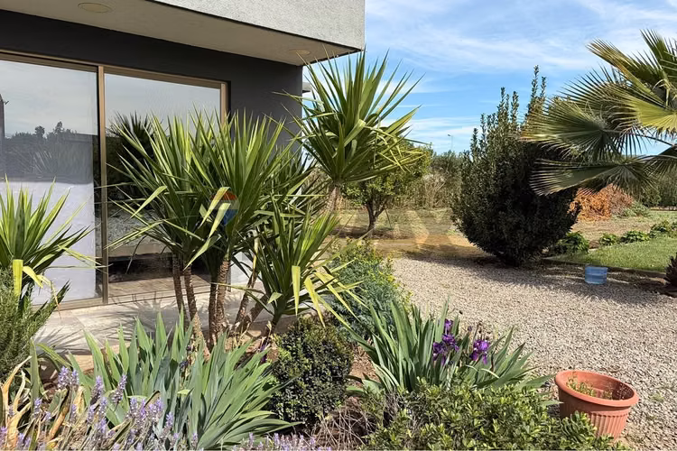 Gran casa con jardín y espacios recreativos - Imagen 30