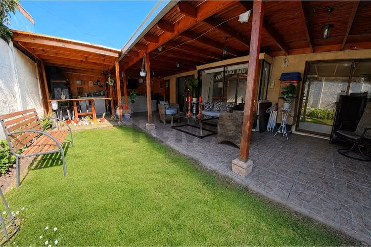 Casa en la florida con hermoso patio con quincho - Imagen 25