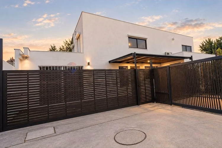 Casa remodelada en pasaje cerrado - Imagen 1