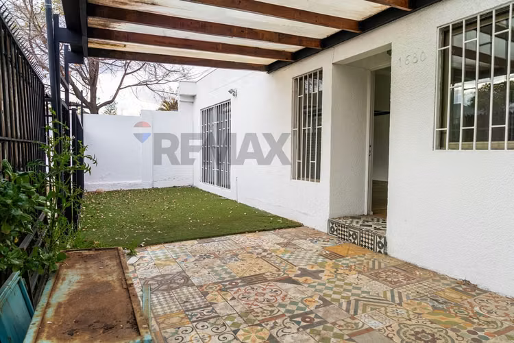 Casa remodelada en pasaje cerrado - Imagen 2