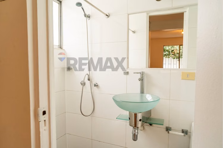 Casa remodelada en pasaje cerrado - Imagen 28