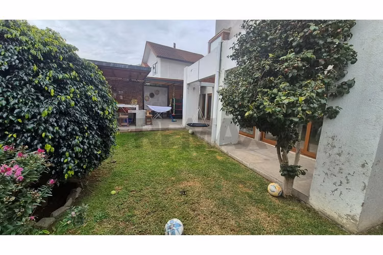 Moderna casa familiar 5d/4b/expectacular quincho - Imagen 2