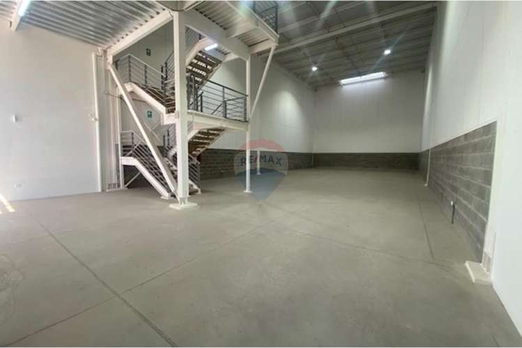 Bodegas con oficinas nuevas, lampa