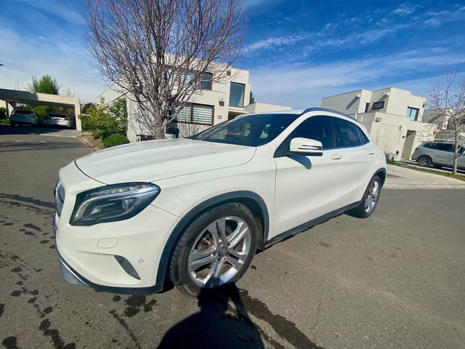 Mercedes Benz GLA 200, año 2015.