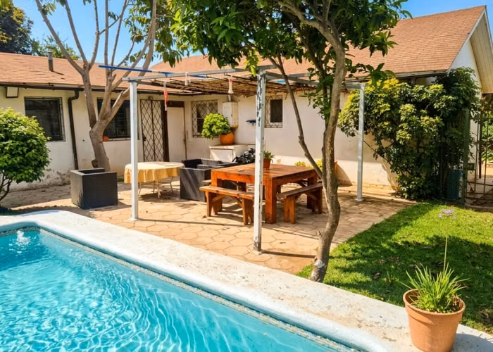 VENDO LOS CLAVELES ALGARROBO - Imagen 1