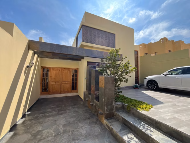 Amplia Casa de 240 Mts2- Terreno 450 mts2 - SECTOR SUR
