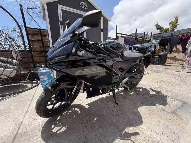 Yamaha R3 año 2027 (accesorios incluidos) - Imagen 3