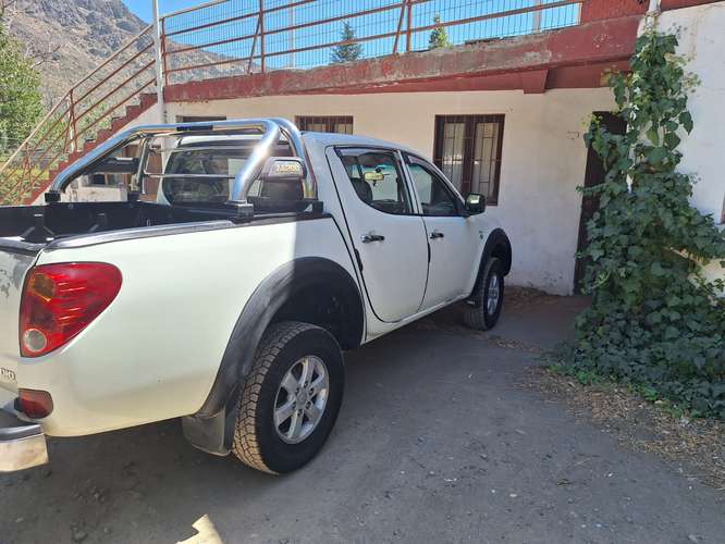 Vendo camioneta Mitsubishi L200 Katana 2013, Motor 2500 - Imagen 2