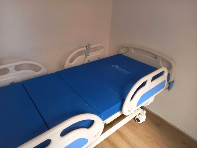 cama clínica eléctrica 5 posiciones premium - Imagen 3