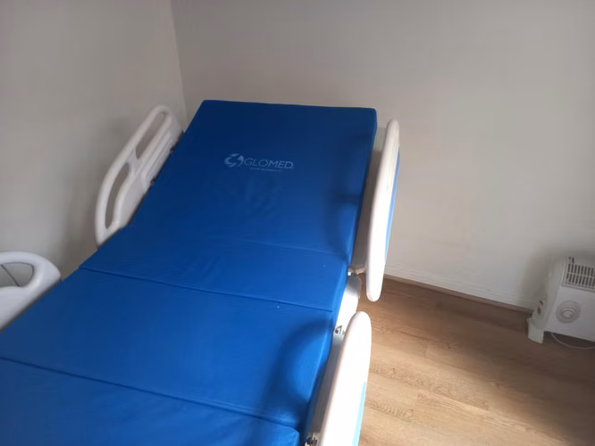 cama clínica eléctrica 5 posiciones premium - Imagen 4