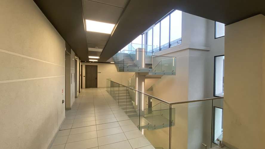 MODERNA OFICINA REMODELADA CON EST Y BOD SUB