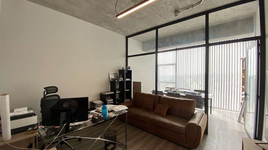 MODERNA OFICINA REMODELADA CON EST Y BOD SUB