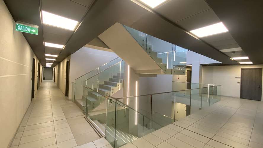 MODERNA OFICINA REMODELADA CON EST Y BOD SUB