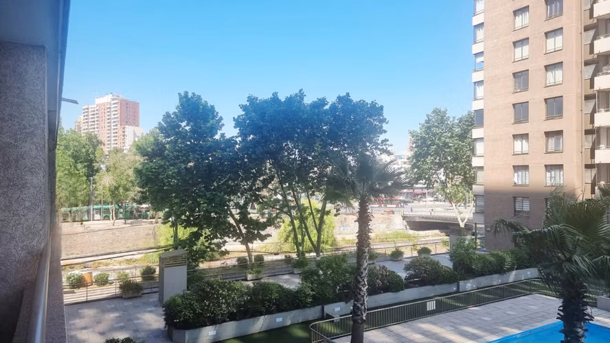 Depto. rebajado, cercano a universidades y metro - Imagen 1