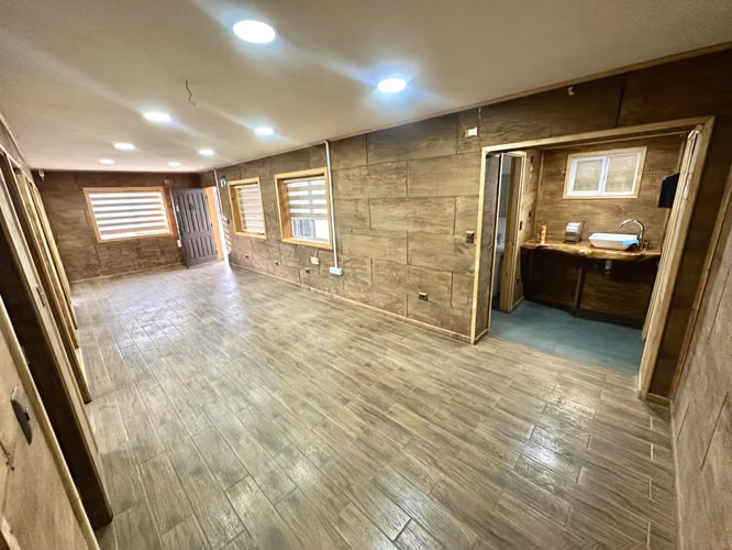 OFICINAS Y BODEGA CON AMPLIO ESTACIONAMIENTO EN VALDIVIA