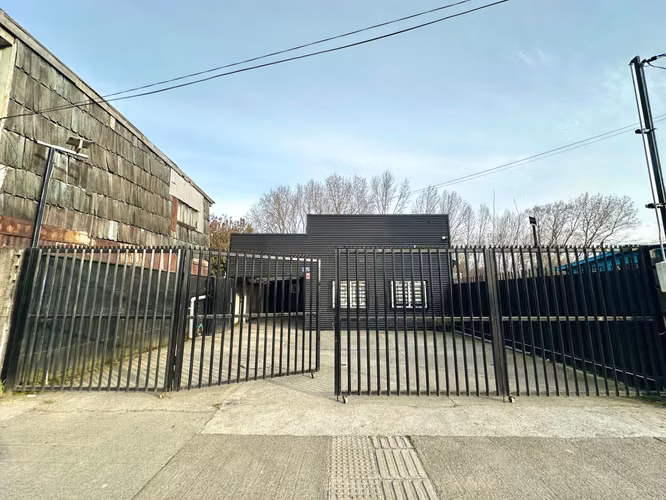 OFICINAS Y BODEGA CON AMPLIO ESTACIONAMIENTO EN VALDIVIA