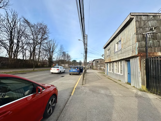 OFICINAS Y BODEGA CON AMPLIO ESTACIONAMIENTO EN VALDIVIA