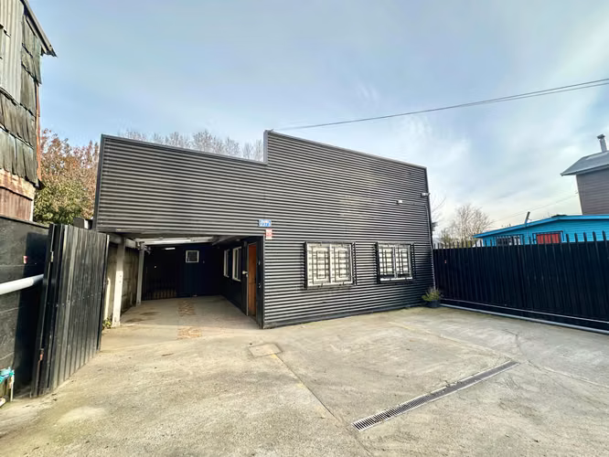 OFICINAS Y BODEGA CON AMPLIO ESTACIONAMIENTO EN VALDIVIA
