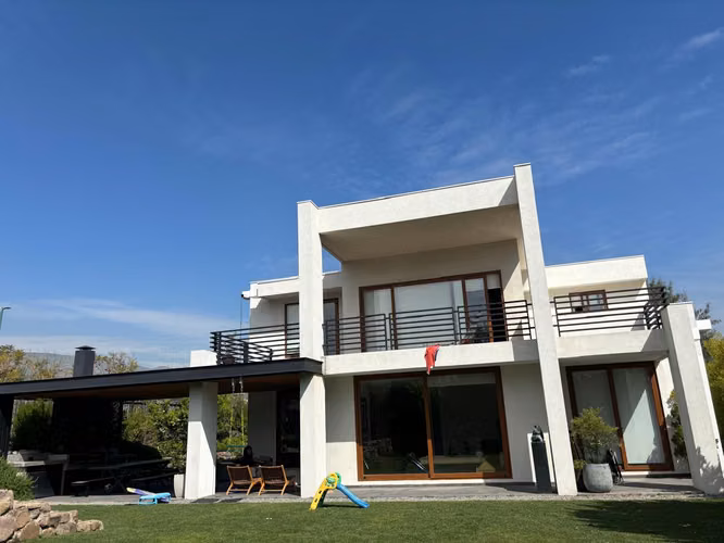 VENTA HERMOSA CASA EN PIEDRA ROJA, 4 HA 5BA - Imagen 2