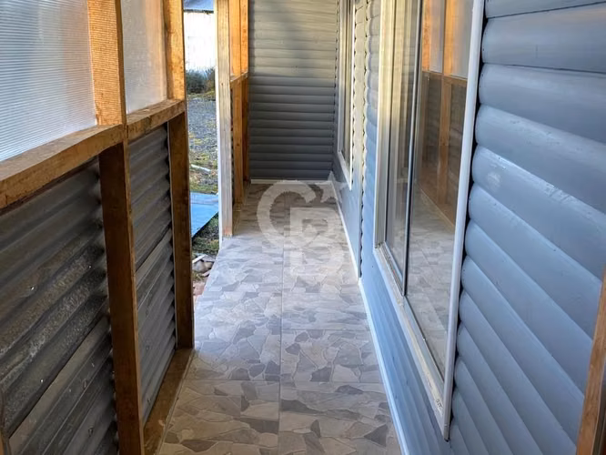 Terreno plano con casa y excelente conectividad