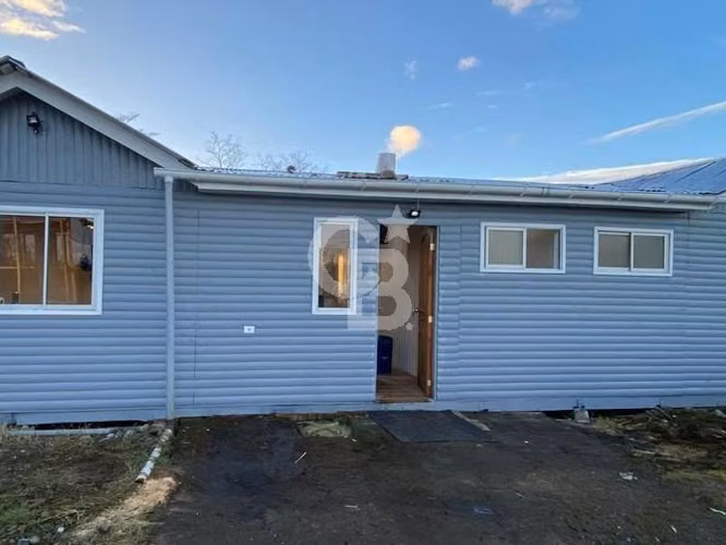 Terreno plano con casa y excelente conectividad