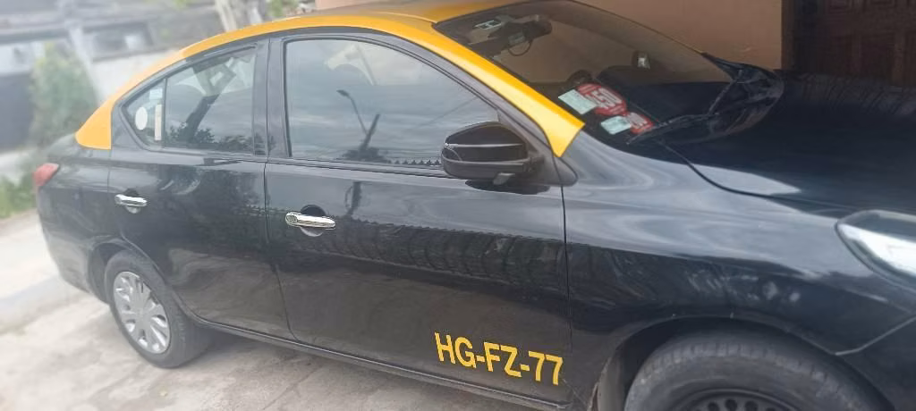 Taxi techo amarillo Nissan Versa - Imagen 4