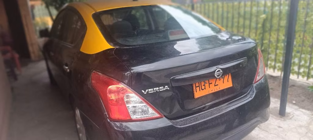 Taxi techo amarillo Nissan Versa - Imagen 2