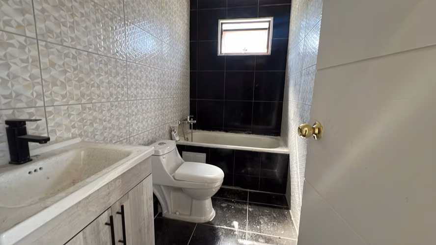 CASA DE 5 DORMITORIOS, PISCINA Y 5.000 M² – PADRE HURTADO - Imagen 19