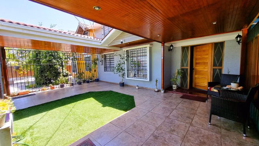 Maravillosa casa en Av. México entre Av. Gabriela Oriente y Valle Central