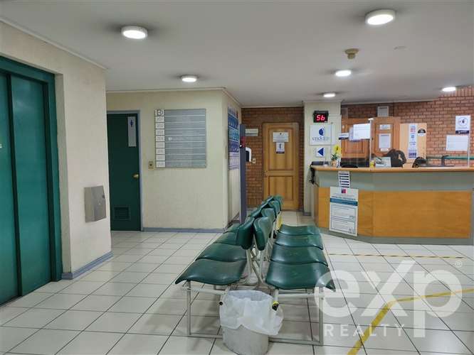 Oficina en venta en Plaza Victoria + estacionamiento propio