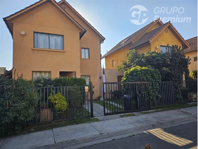 Casa en venta de 5D+3B+1EST+1BOD. CONDOMINIO. en Peñalolén