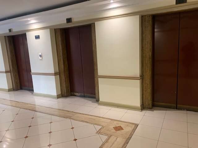 Arriendo Oficina 1 privado mas recepción y baño. Santiago centro.
