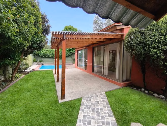 HERMOSA CASA en arriendo de 4 dormi 3 Baños en Peñalolén
